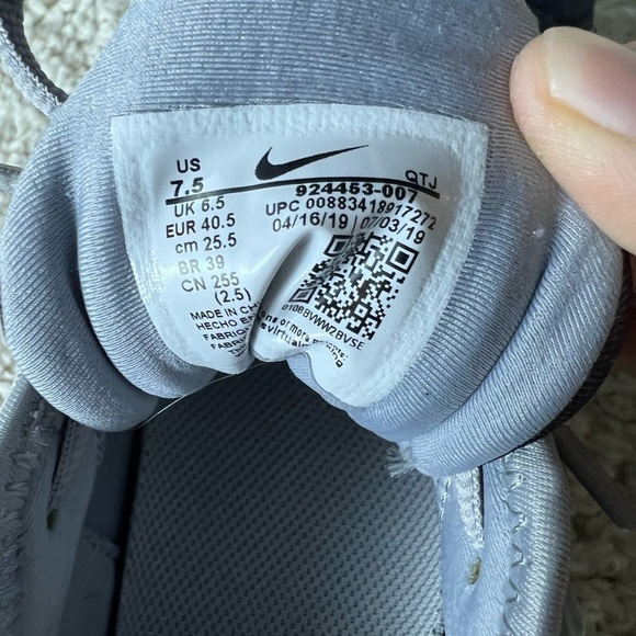 Men’s 7.5/ Women’s 9.5 Nike Air VaporMax Plus Sneakers - Picture 3 of 7